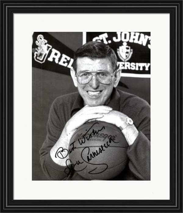 Снимка Лу Карнесекки с автограф 8x10 (баскетболен треньор Залата на славата в Сейнт Джоунс) 67 в матова рамка