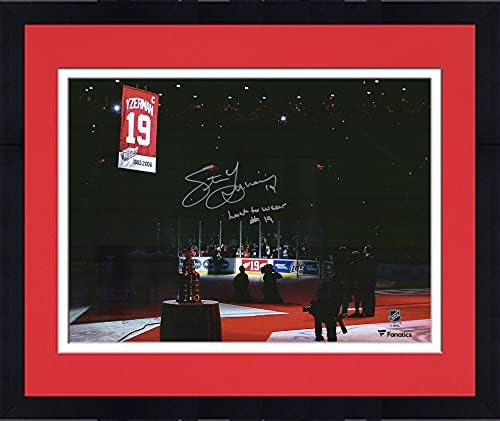 Снимка на Стив Айзермана в рамката на Детройт Ред Уингс с автограф в тениска с размер 16 х 20 инча в деня на пенсионирането си и на която пише Последният, който наденет